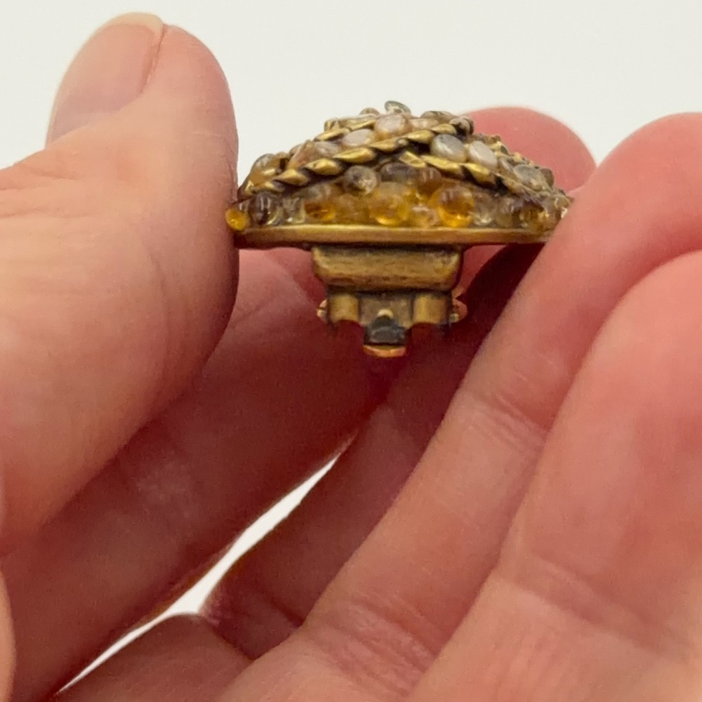 CHANEL Vintage CC Natural Sea Pearls and Gripoix Clip On Earrings - Picture 8 of 9